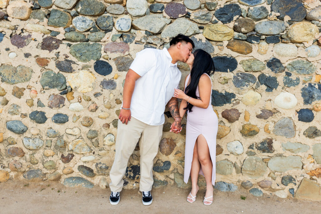 A Low-Key La Jolla Proposal with 50 Red Roses and Family Waiting Nearby proposal photographer in san diego 7